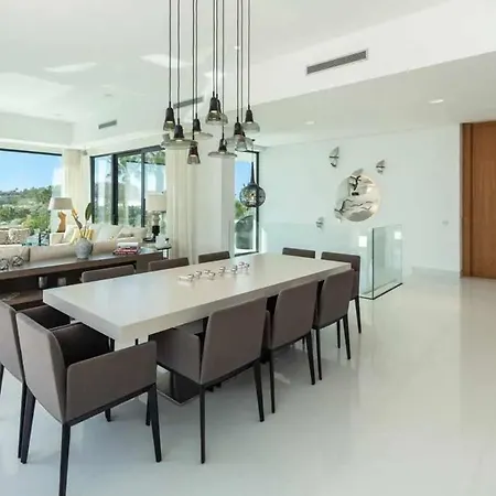 Elegante De Con Pista De Tenis Y Piscina Marbella