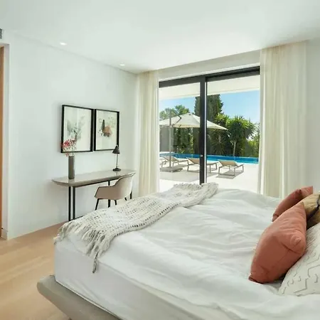 Elegante De Con Pista De Tenis Y Piscina Marbella