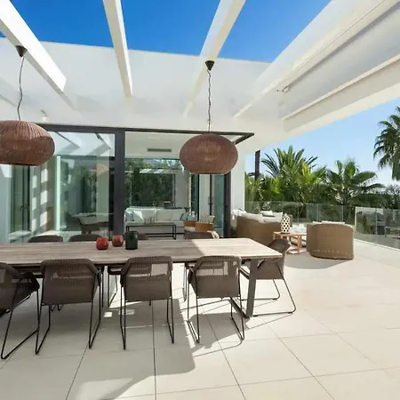 Elegante De Con Pista De Tenis Y Piscina * Marbella