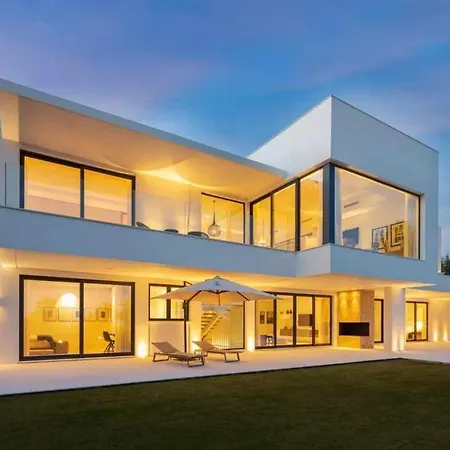 Villa Elegante De Con Pista De Tenis Y Piscina