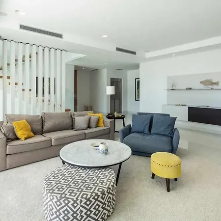Villa Elegante De Con Pista De Tenis Y Piscina *