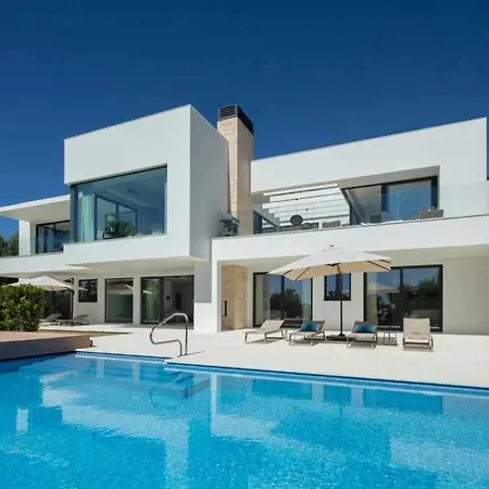 Elegante De Con Pista De Tenis Y Piscina Villa