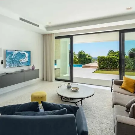 Elegante De Con Pista De Tenis Y Piscina * Marbella