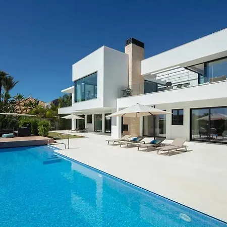 Elegante De Con Pista De Tenis Y Piscina *