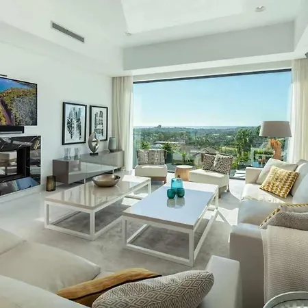 Villa Elegante De Con Pista De Tenis Y Piscina