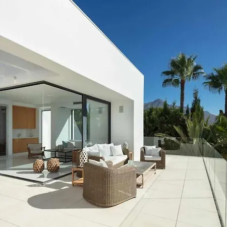 Villa Elegante De Con Pista De Tenis Y Piscina Marbella