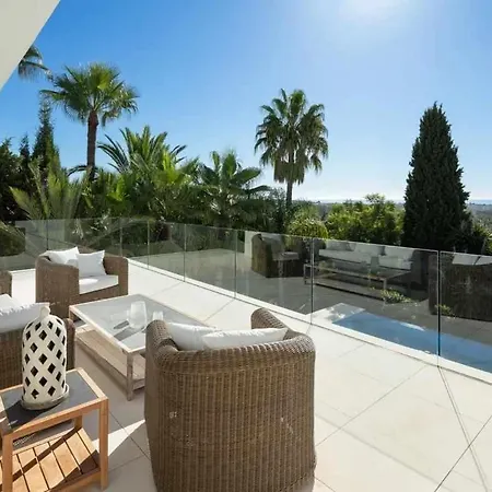 Elegante De Con Pista De Tenis Y Piscina Villa