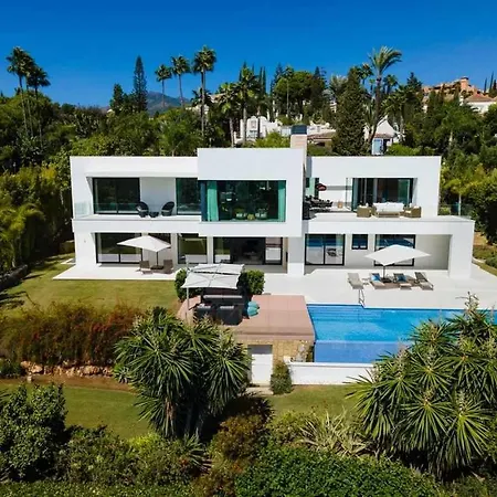 Villa Elegante De Con Pista De Tenis Y Piscina Marbella