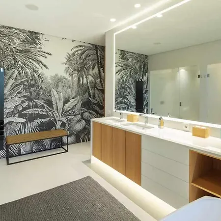Elegante De Con Pista De Tenis Y Piscina Marbella