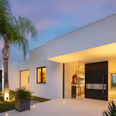 Villa Elegante De Con Pista De Tenis Y Piscina *