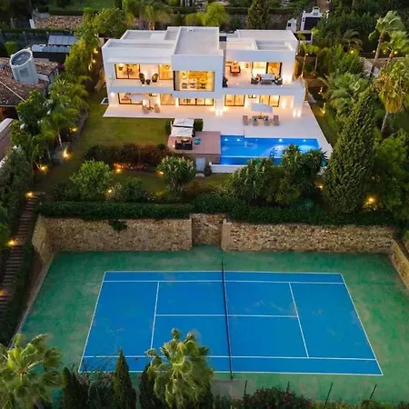 Elegante De Con Pista De Tenis Y Piscina Villa
