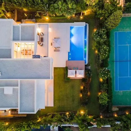 Elegante De Con Pista De Tenis Y Piscina Villa