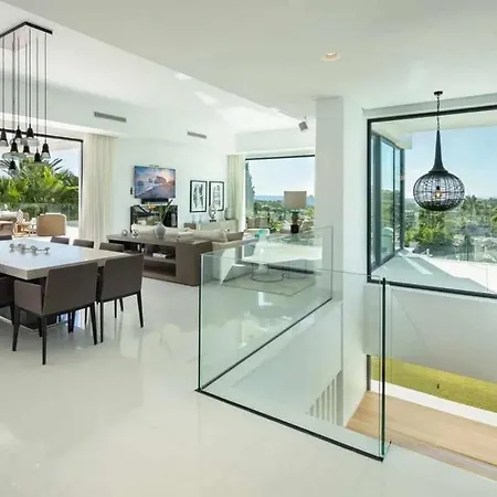 Elegante De Con Pista De Tenis Y Piscina Villa *