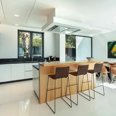 Elegante De Con Pista De Tenis Y Piscina Villa Marbella