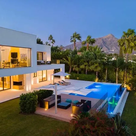 Elegante De Con Pista De Tenis Y Piscina Villa Marbella